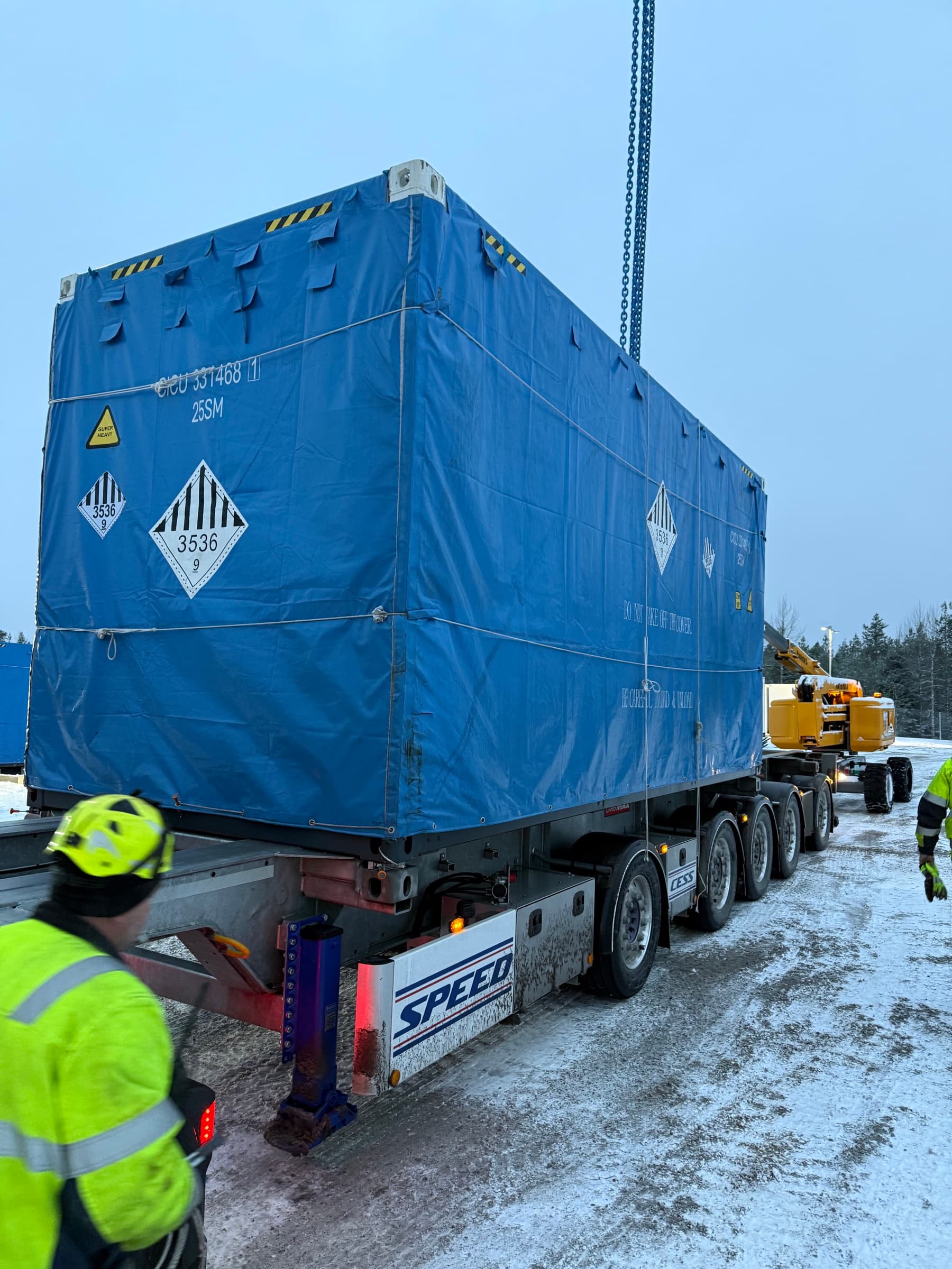 Contenedor de batería en remolque en condiciones de invierno