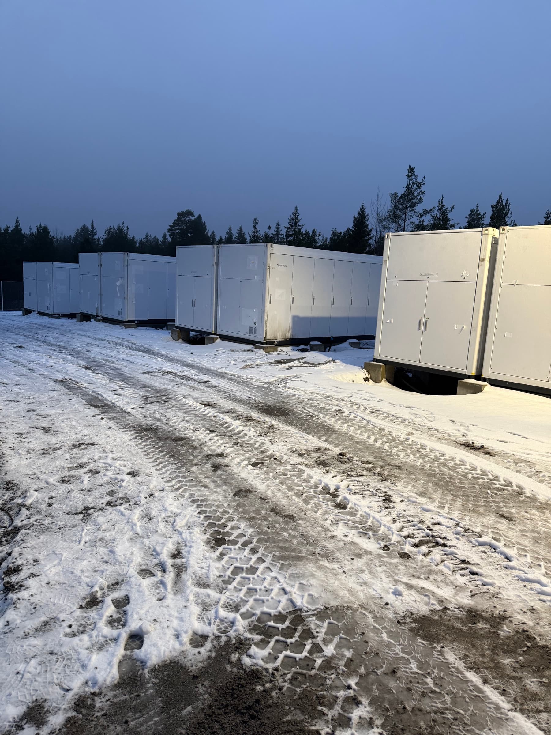 Contenedores de batería instalados alineados en el parque