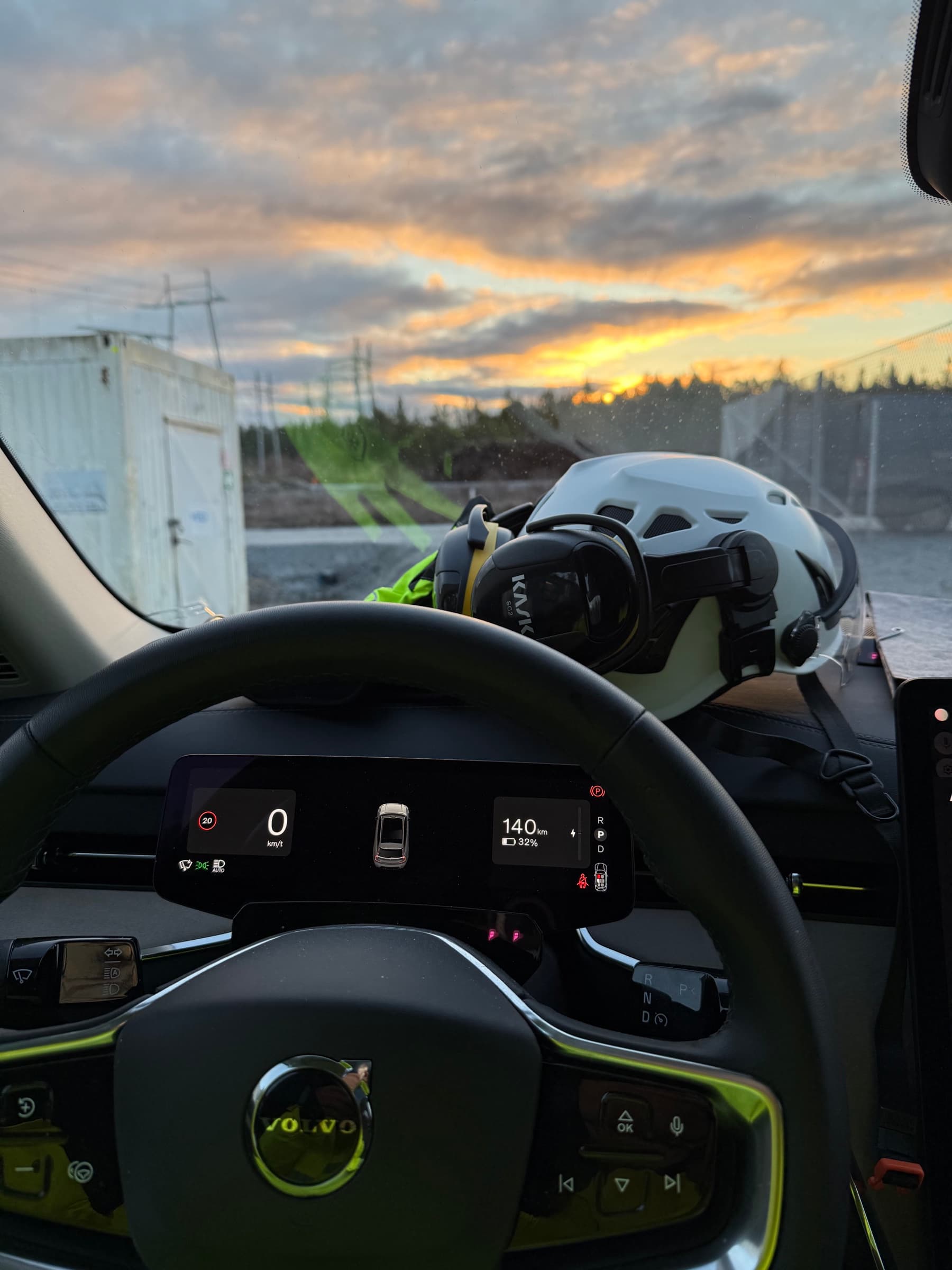 Vista desde un vehículo hacia la obra del parque de baterías al atardecer